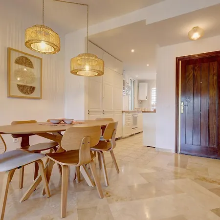 Stylish 2 Bedroom Penthouse With Pool By The شقة إِستيبونا