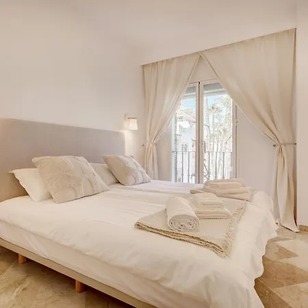Stylish 2 Bedroom Penthouse With Pool By The إِستيبونا