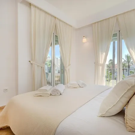 Daire Stylish 2 Bedroom Penthouse With Pool By The