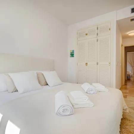Daire Stylish 2 Bedroom Penthouse With Pool By The