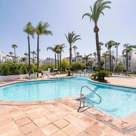 Daire Stylish 2 Bedroom Penthouse With Pool By The