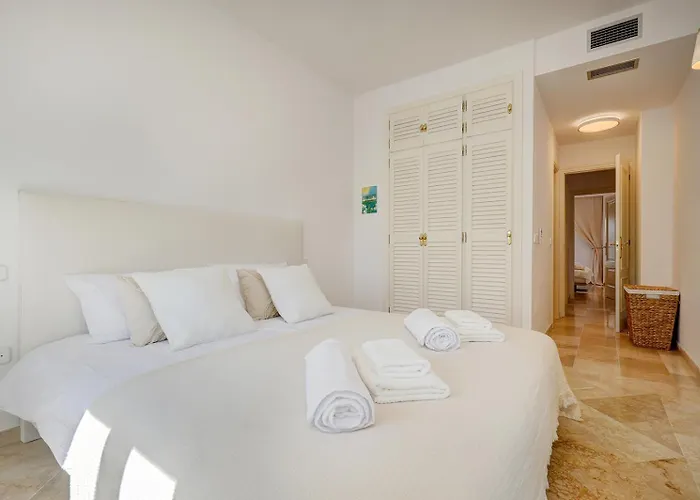 Apartment Stylish 2 Bedroom Penthouse With Pool By The