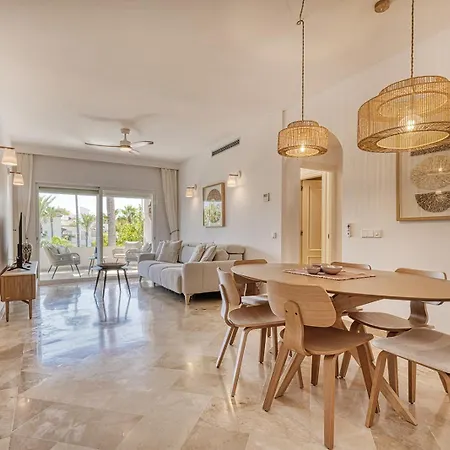 Stylish 2 Bedroom Penthouse With Pool By The