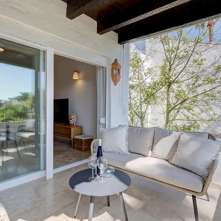 Stylish 2 Bedroom Penthouse With Pool By The شقة