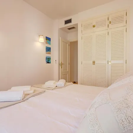 Stylish 2 Bedroom Penthouse With Pool By The شقة إِستيبونا