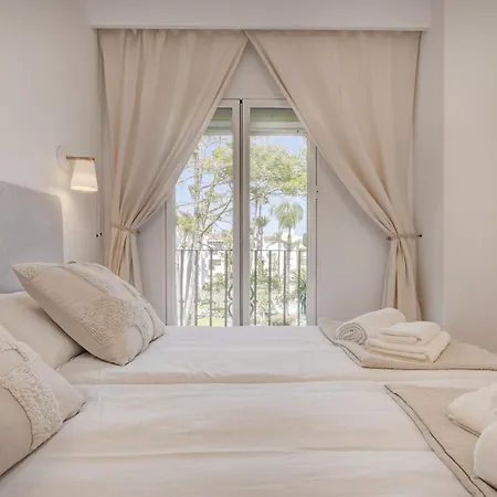 Stylish 2 Bedroom Penthouse With Pool By The