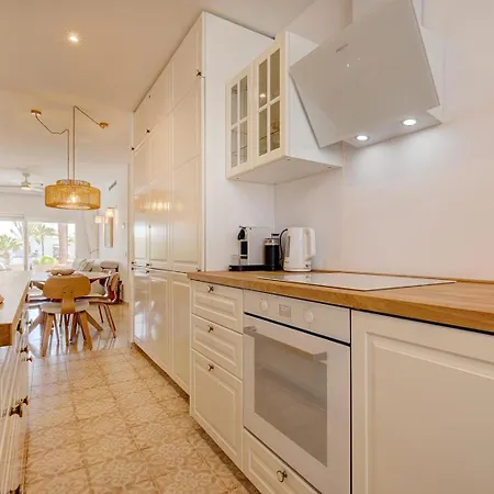 Stylish 2 Bedroom Penthouse With Pool By The