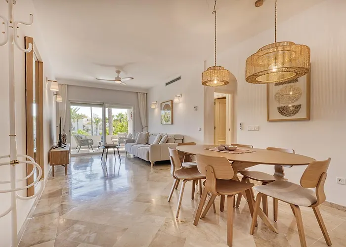 Stylish 2 Bedroom Penthouse With Pool By The