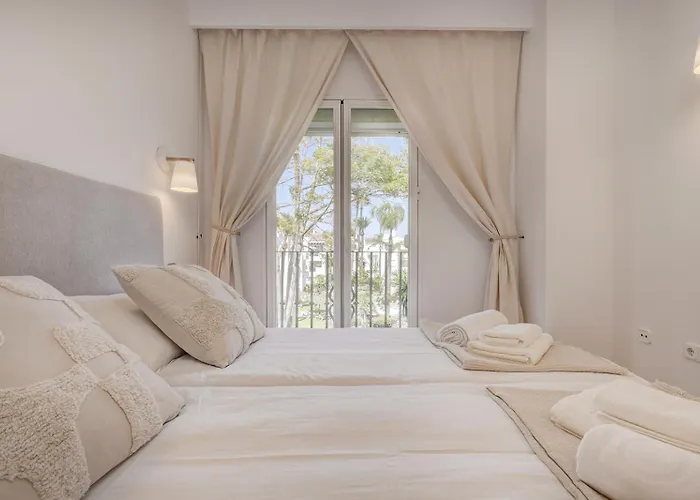 Stylish 2 Bedroom Penthouse With Pool By The