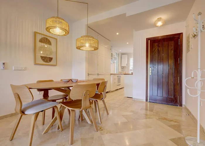 Stylish 2 Bedroom Penthouse With Pool By The شقة إِستيبونا