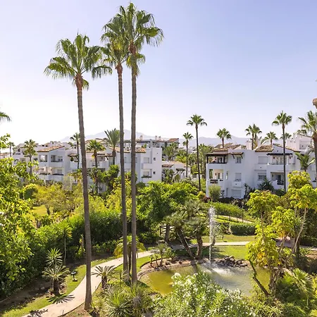 Stylish 2 Bedroom Penthouse With Pool By The